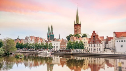 Lubeka to niemieckie miasto, słynące z pięknych zabytków i pysznego marcepanu. Warto tam pojechać choćby na weekend. 