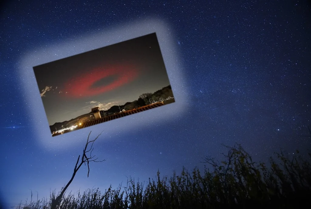 Nad Włochami pojawiło się gigantyczne czerwone "UFO" Nocne niebo wypełnione gwiazdami, w tle widoczne kontury roślinności i samotne, nagie drzewo na pierwszym planie, natomiast centralnie umieszczona jest wklejona fotografia z efektem świetlnym w postaci czerwonego kręgu nad zabudowaniami.