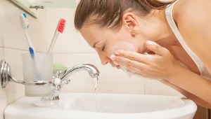 Myjesz twarz w ten sposób? Przyspieszasz powstawanie zmarszczek