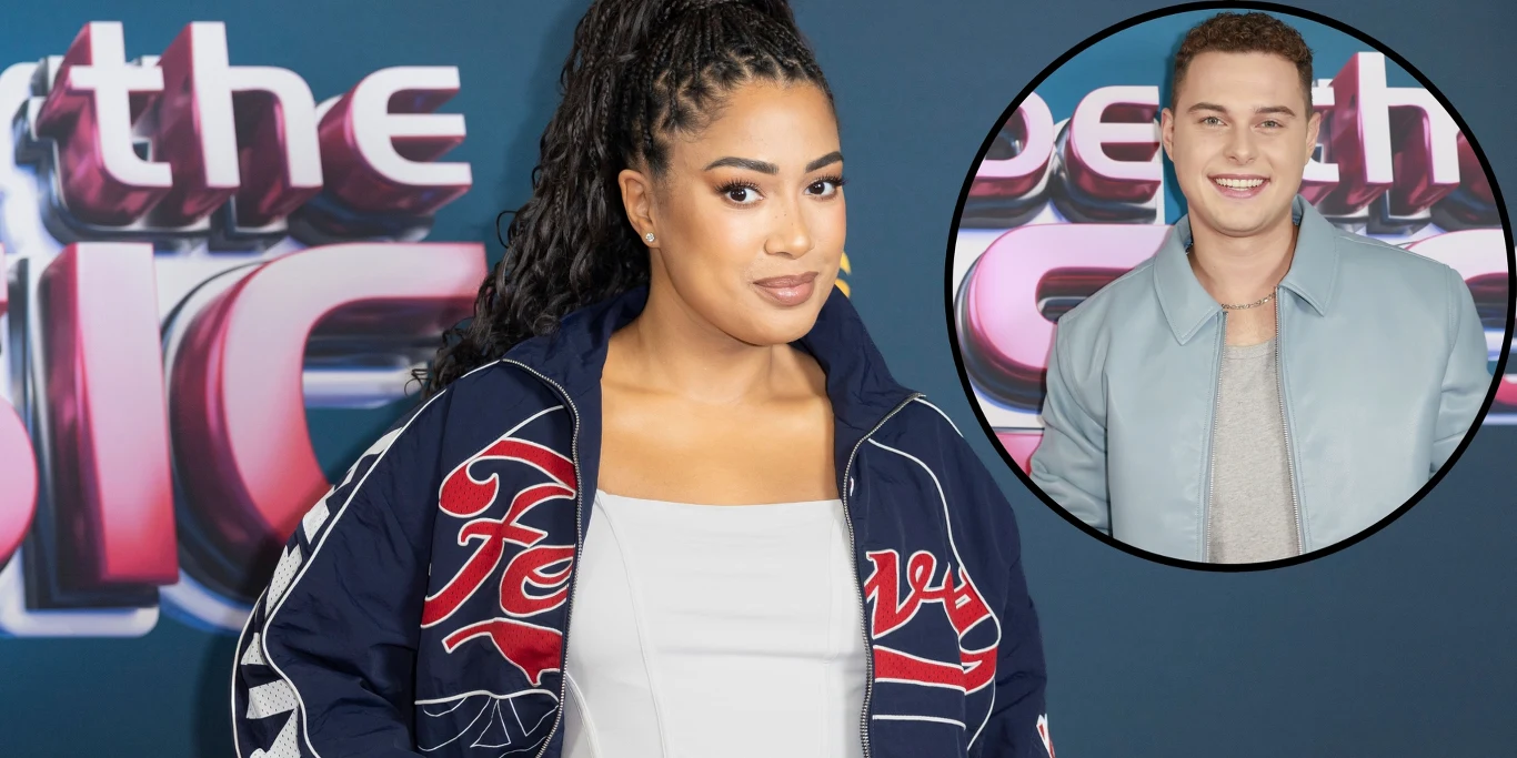 Prowadzący show Polsatu "Must Be The Music" Młoda kobieta z ciemnymi plecionymi włosami, ubrana w sportową kurtkę na jasnej sukience, stoi na tle dużego napisu. W prawym górnym rogu widoczne wstawione koło z uśmiechniętym młodym mężczyzną w jasnej marynarce.