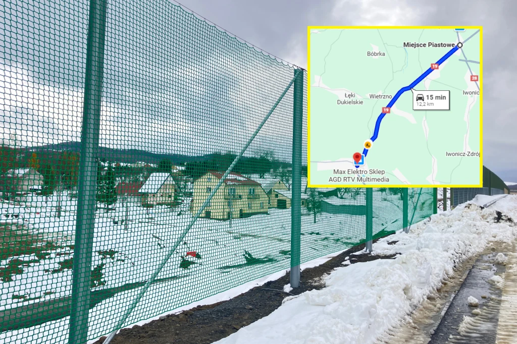Nietypowe siatki stanęły przy drodze S19. Do czego służą? Ogrodzenie z metalowej siatki biegnie wzdłuż zaśnieżonej drogi, w tle widoczne są domy oraz wzgórza, a w prawym górnym rogu umieszczona jest mapa z zaznaczoną trasą przejazdu.