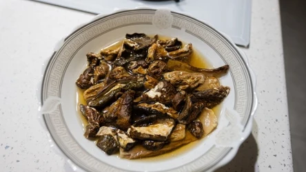 Moczenie grzybów całą noc w zimnej wodzie, może sprawić, że będą gorzkie