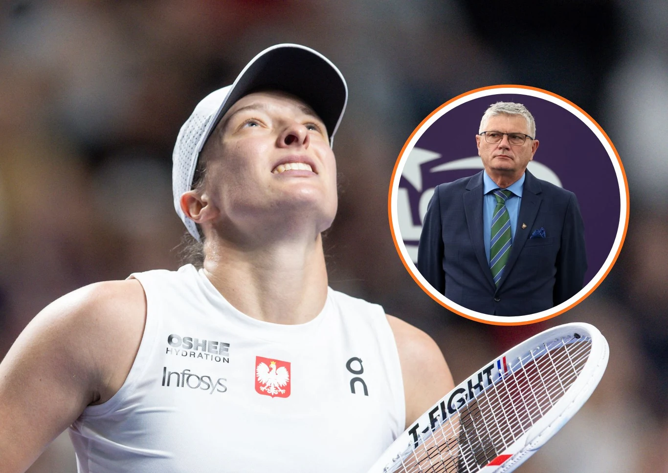 Sportowe cele Igi Świątek sięgają gwiazd. Czy Polski Związek Tenisowy, kierowany przez prezesa Dariusza Łukaszewskiego, wywalczy spektakularną imprezę, która zagości w naszym kraju? Zbliżenie na tenisistkę w białej koszulce z logotypami sponsorów oraz orzełkiem na piersi, trzyma rakietę tenisową i spogląda w górę. W prawym górnym rogu okrągłe wstawienie z portretem mężczyzny w garniturze na fioletowym tle.