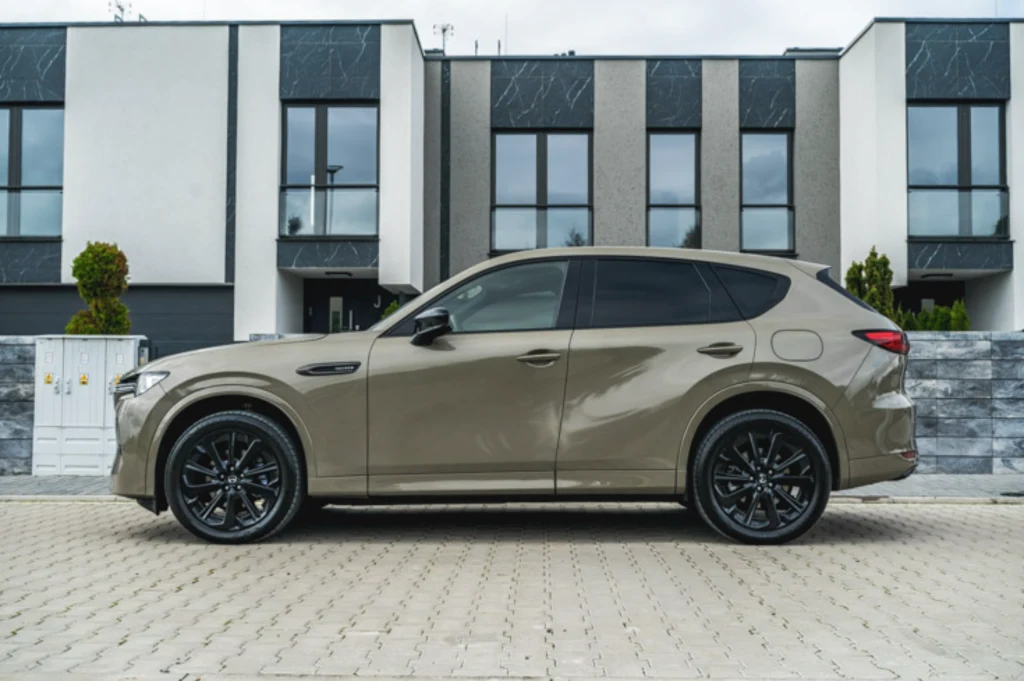 Mazda CX-60 ma niemal 475 cm długości i charakterystyczną sylwetkę z długą maską Mazda CX-60