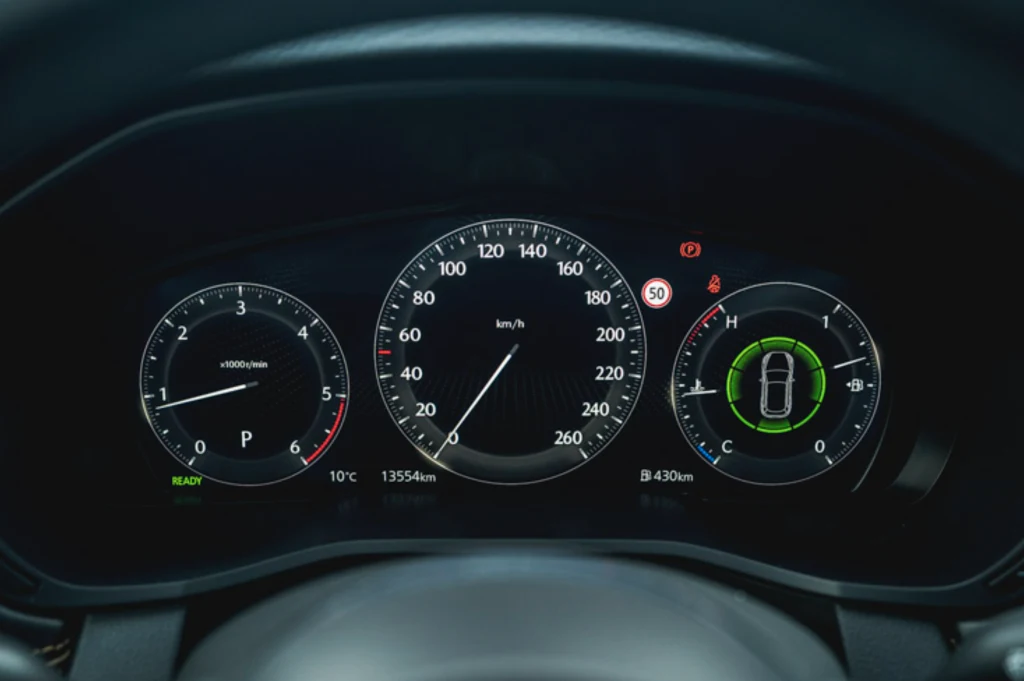 Wirtualne zegary wyglądają elegancko, ale nie wykorzystują możliwości jakie daje duży kolorowy ekran Cyfrowa deska rozdzielcza nowoczesnego samochodu z wyraźnym prędkościomierzem, licznikiem przebiegu i wskaźnikiem poziomu paliwa, a także informacjami o biegu i temperaturze zewnętrznej.