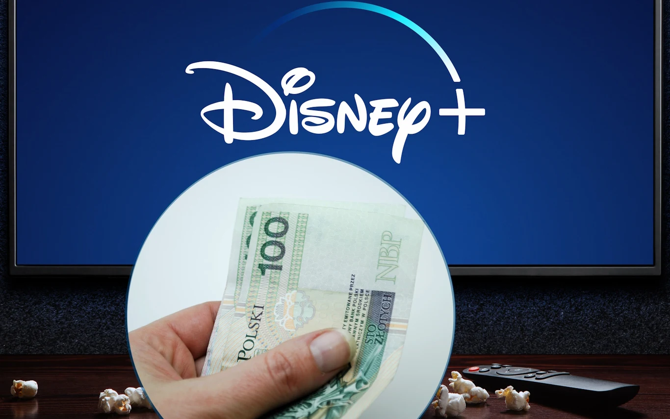 Biorąc pod uwagę tempo zmian cenowych abonamentu w 2026 roku Disney Plus powinien przegonić Netflixa Ręka trzymająca banknoty o nominale 100 złotych na tle ekranu telewizora z logo Disney+, na stole popcorn i pilot.