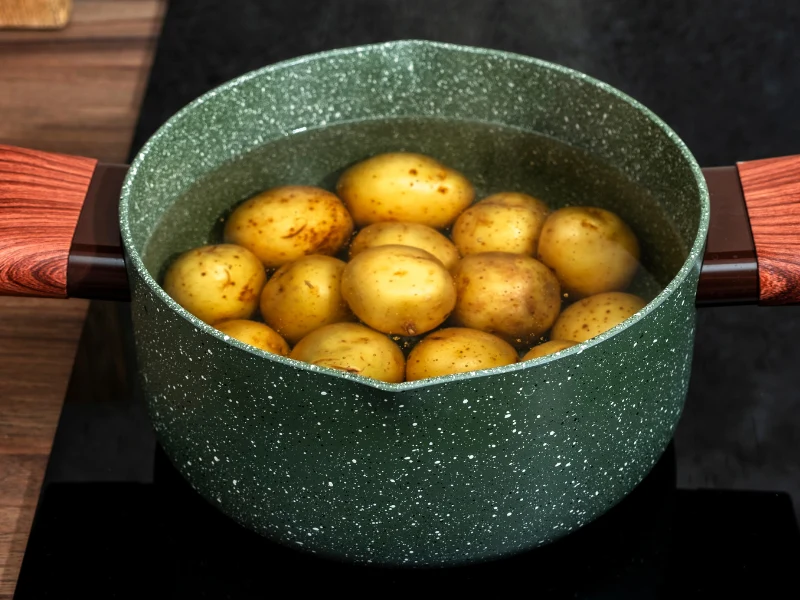 Woda po ziemniakach to jeden z najlepszych naturalnych nawozów do roślin doniczkowych Woda po ziemniakach to jeden z najlepszych naturalnych nawozów do roślin doniczkowych