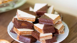 Wafelki przekładane masą karmelową to smakowity deser