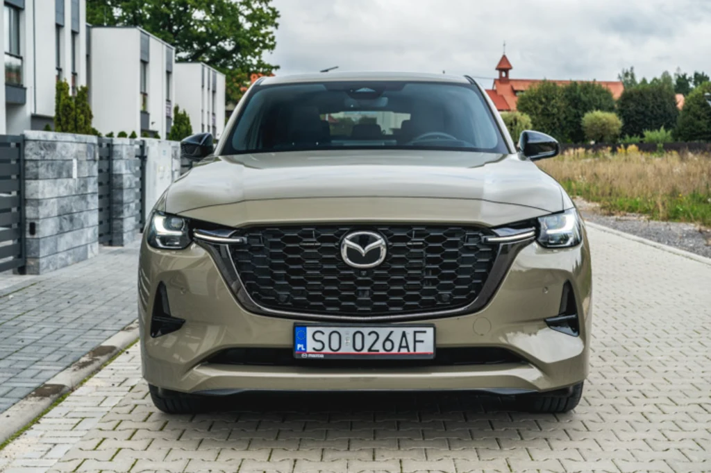 Mazda CX-60 prezentuje się masywnie, szczególnie z przodu Mazda CX-60