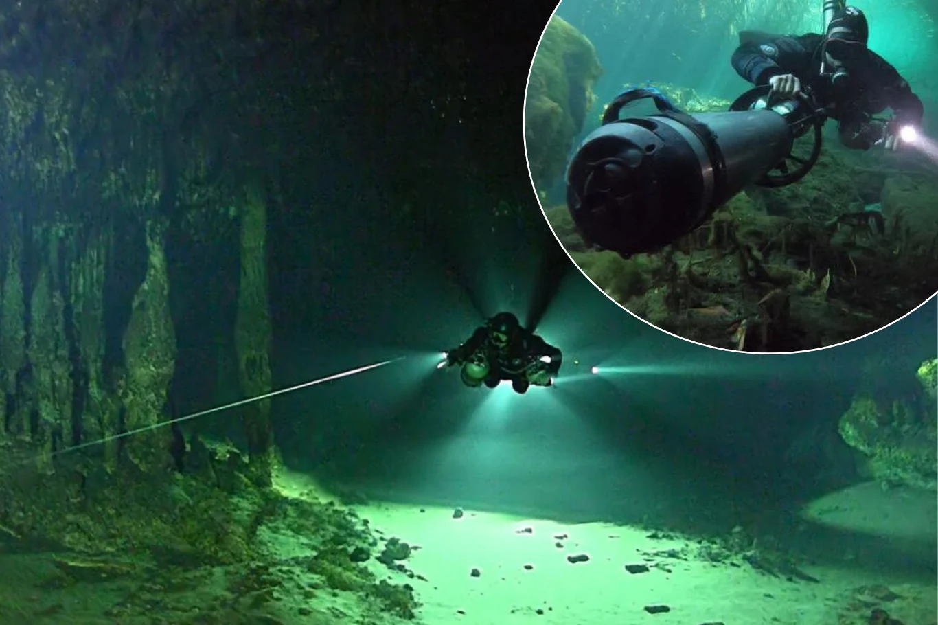 Nurek w specjalistycznym sprzęcie eksploruje podwodną jaskinię, korzystając z napędu podwodnego. Otaczają go ciemne, skaliste ściany oraz piaszczyste dno, a wiązka światła oświetla ścieżkę.