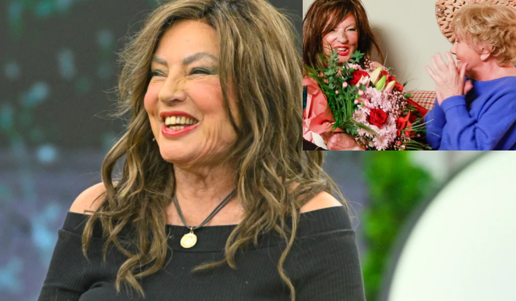 Agnieszka Fitkau-Perepeczko, Teresa Lipowska Uśmiechnięta kobieta w ciemnej bluzce na pierwszym planie oraz dwie kobiety w tle, z których jedna trzyma bukiet kwiatów i obie radośnie się śmieją.