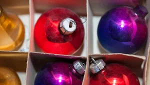 Przed włożeniem bombek do pudełka zrób 2 rzeczy. Latami pozostaną piękne