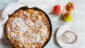 Szarlotka na ciepło to deser, który wprost rozpływa się w ustach