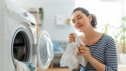 Pranie może być miękkie i pachnące bez użycia gotowego płynu do płukania tkanin. Można przygotować jego ekologiczną wersję w domu. 