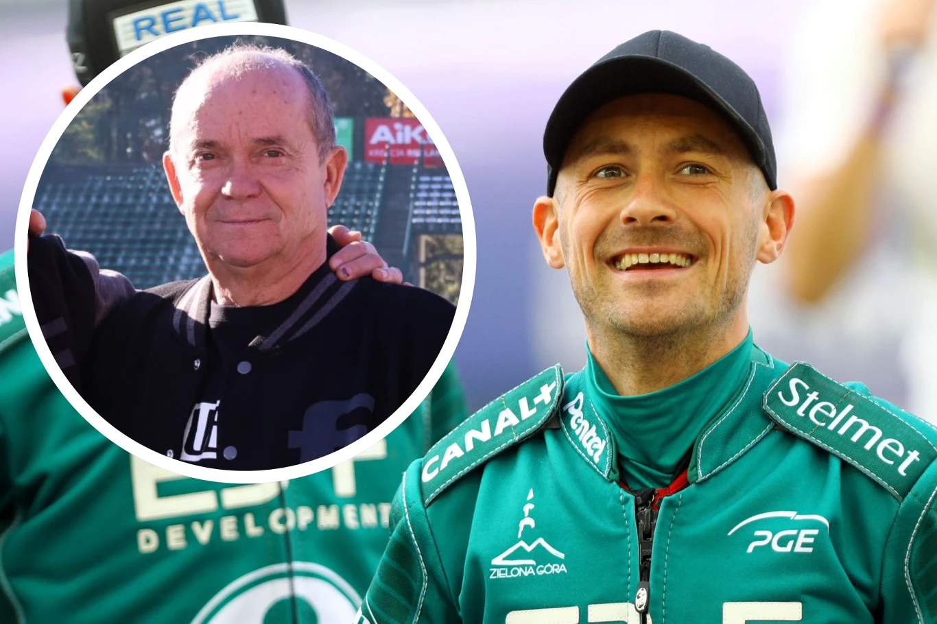 Radość wśród kibiców po decyzji o powrocie Aleksandra Janasa Uśmiechnięty mężczyzna w zielonym stroju sportowym z naszywkami sponsorów i logo drużyny żużlowej, w czapce z daszkiem, na pierwszym planie; w okrągłym wstawionym kadrze starszy mężczyzna, ubrany w ciemną kurtkę, z ręką na ramieniu innej osoby.