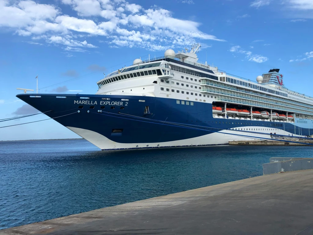 76-letni Brytyjczyk wypadł za burtę z wycieczkowca Marella Explorer 2 podczas rejsu u wybrzeży Teneryfy (zdjęcie ilustracyjne) Luksusowy statek wycieczkowy o nazwie Marella Explorer 2 zacumowany przy nabrzeżu, na tle spokojnego morza i częściowo zachmurzonego nieba.