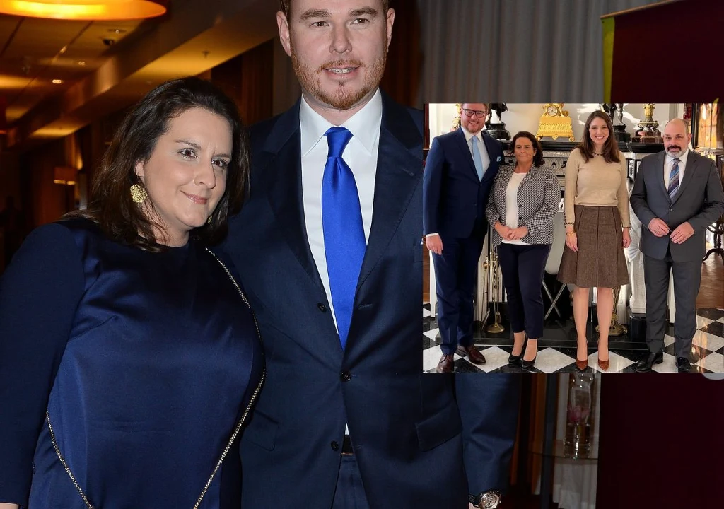 Para ubrana elegancko, kobieta w granatowej sukni, mężczyzna w garniturze z niebieskim krawatem. W prawym górnym rogu wstawka z czterema osobami pozujących wspólnie we wnętrzu o jasnej podłodze.