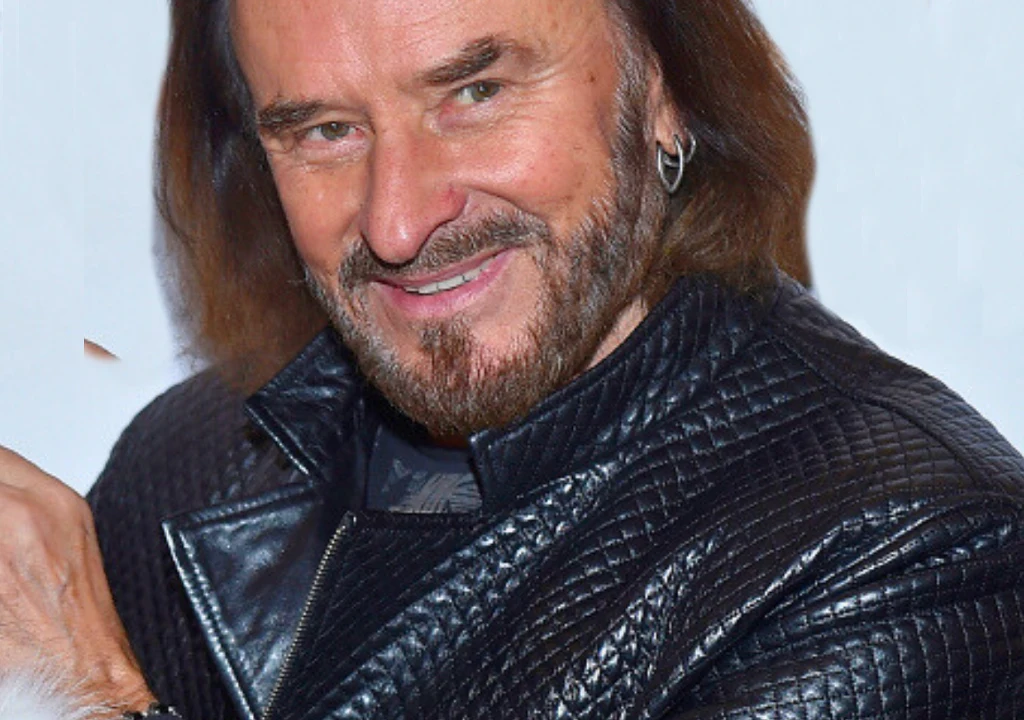 Stan Borys Mężczyzna z dłuższymi włosami i zarostem, ubrany w czarną pikowaną kurtkę skórzaną i uśmiechnięty, patrzy przed siebie. W lewym uchu kolczyk.