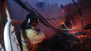 Kijów. Akcja gaśnicza po nocnym ataku Rosji. Zdj. ilustracyjne