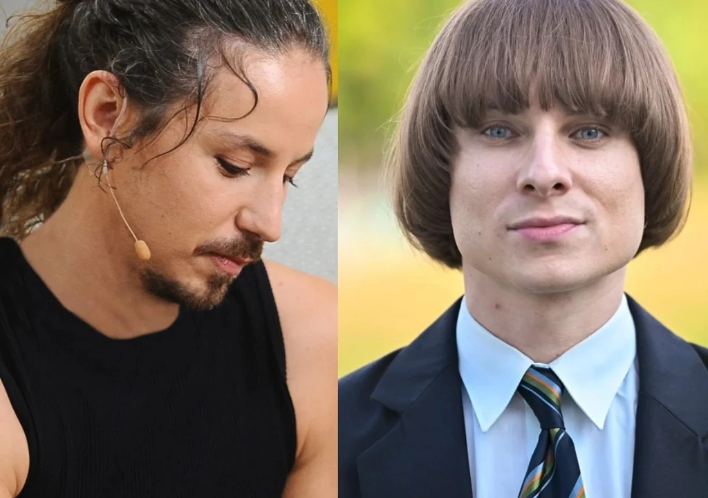 Po lewej stronie mężczyzna z zarostem, związanymi włosami i mikrofonem nagłownym patrzy w dół, po prawej młody mężczyzna w garniturze z oryginalną fryzurą i krawatem patrzy prosto w obiektyw, w tle rozmyte jasne kolory.