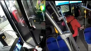 Awantura w autobusie MPK. Drzwi przytrzasnęły pasażera (zdjęcia z nagrania)