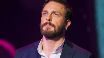 ​Muzyczny dom Sławka Uniatowskiego. Winylowa kolekcja, unikatowy fortepian i wiele więcej 