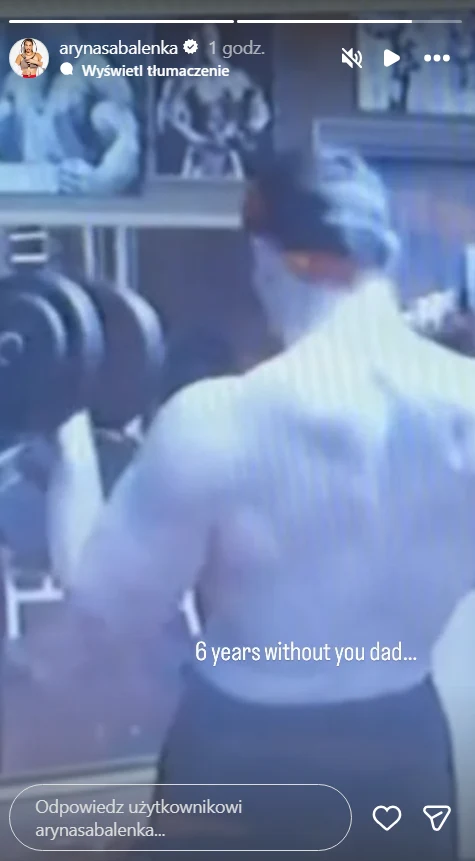 Aryna Sabalenka wspomina zmarłego 6 lat temu tatę Mężczyzna ćwiczy na siłowni, trzymając hantle przy rozbudowanej sylwetce i umięśnionych plecach, w tle widoczna jest ściana z plakatami lub zdjęciami.