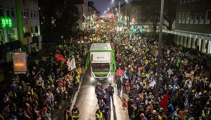 Zamieszki i masowe protesty. W tle nowy ruch skrajnie prawicowej AfD