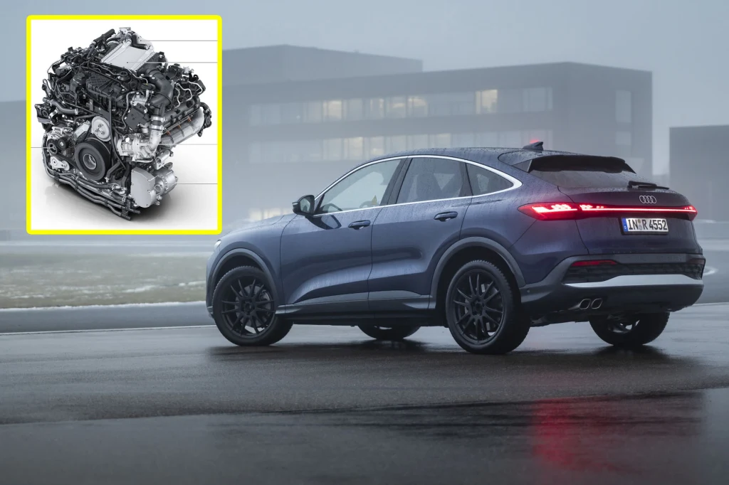 Nowoczesny SUV marki Audi w szarym kolorze zaparkowany na wilgotnej nawierzchni, w tle zarysy nowoczesnych budynków w lekkiej mgle; w lewym górnym rogu ramka prezentująca szczegółowy widok silnika samochodowego.