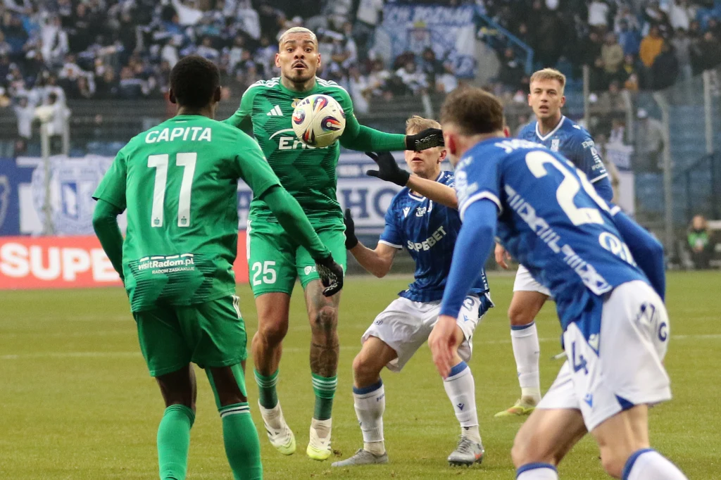 Goście ani myśleli cofać się całym zespołem, dość odważnie atakowali pressingiem