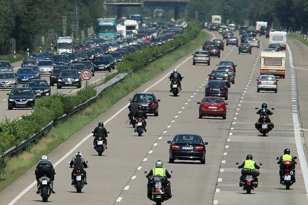 Po wprowadzeniu nowych przepisów liczba motocyklistów w Niemczech wzrosła o 300 tys. Ale wzrosła też liczba wypadków Ruchliwa autostrada z motocyklami jadącymi w jednym kierunku oraz samochodami po obu stronach jezdni, z jednej strony gęsty korek drogowy, z drugiej strony płynny ruch pojazdów.
