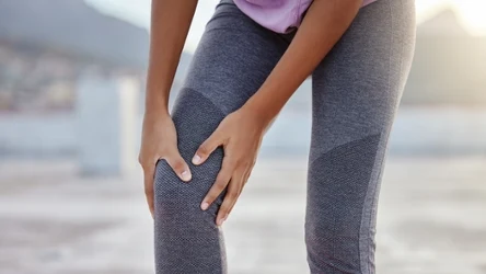 Rób te ćwiczenia, gdy boli kolano. Przyniosą szybko ulgę