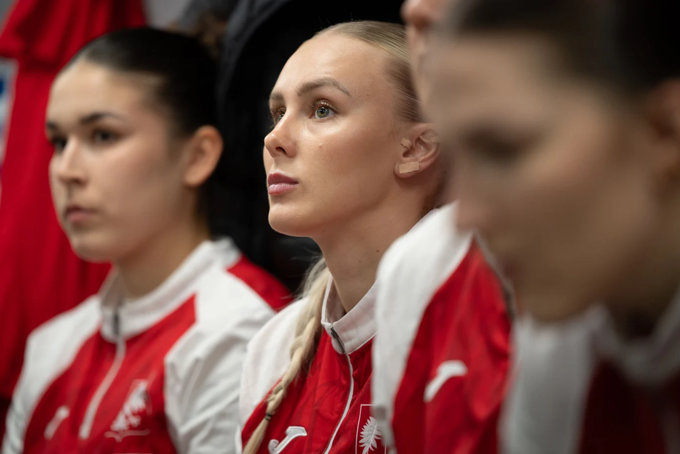 Polskie piłkarki ręczne zagrały bardzo słabą pierwszą połowę w meczu z Tunezją. Później jednak odrobiły lekcję Grupa młodych kobiet w sportowych czerwono-białych strojach z logo orła, skupione, zwrócone ku jednemu punktowi, w tle widoczne inne postaci niewyraźnie.