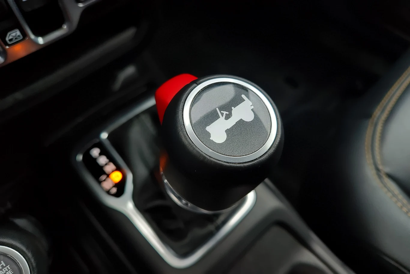 Nawet lewarek automatycznej skrzyni biegów wygląda niezwykle. Symbol auta nawiązuje do wojskowego Willysa Dźwignia zmiany biegów z wizerunkiem samochodu terenowego Jeep, umieszczona wewnątrz pojazdu, obok panelu z oznaczeniami trybów jazdy i czarnej tapicerki z żółtym przeszyciem.