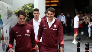 Jakub Kamiński, Jakub Kiwior oraz Mateusz Kochalski przed meczem reprezentacji Polski z Maltą