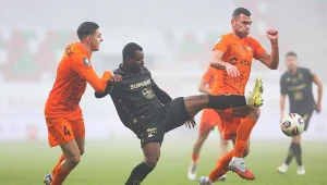 Marciniak w roli głównej. Gol "skasowany". Nieudany atak na lidera