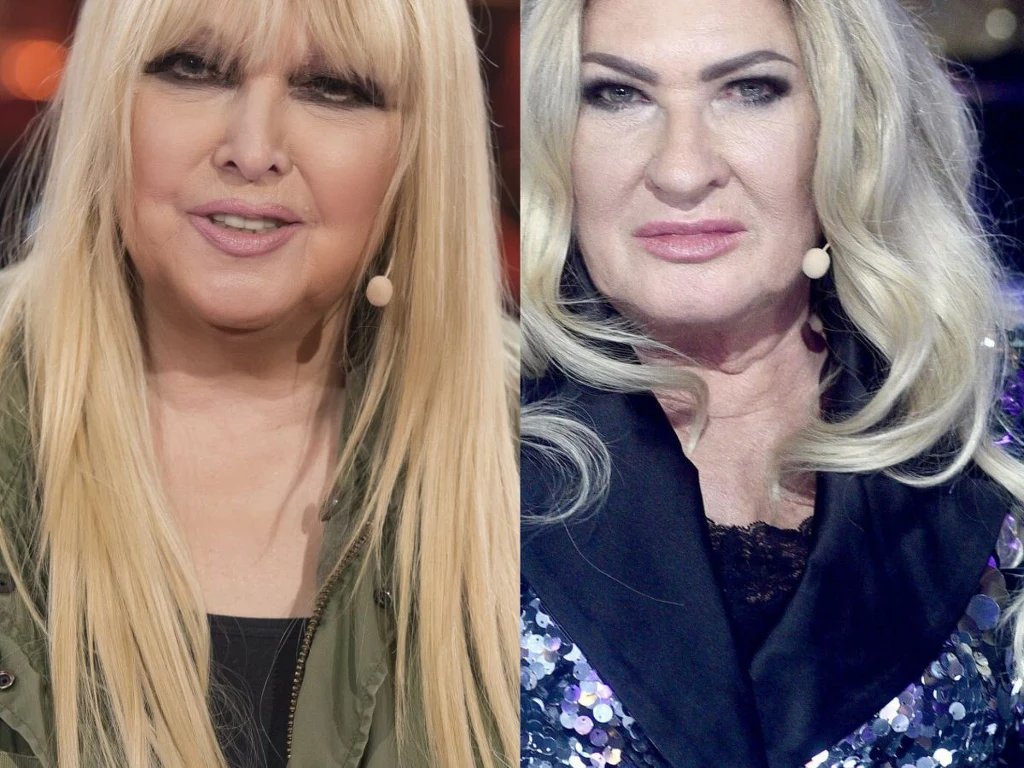 Maryla Rodowicz, Beata Kozidrak Dwie kobiety w średnim wieku pozujące do zdjęcia, obie mają długie blond włosy, są w pełnym makijażu sceniczno-telewizyjnym, na uszach mikrofony. Jedna ubrana w jasną kurtkę, druga w cekinową kreację.