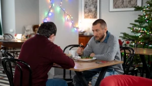 Marek (Karol Kopiec) będzie żerował na naiwności Maćka (Piotr Swend)