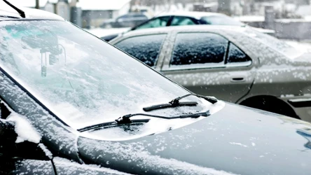 Warto posłużyć się folią bąbelkową, aby zapobiec zamarzaniu szyby samochodowej w czasie mrozów. Trzeba jednak wiedzieć, jak i kiedy sposób ten działa. 