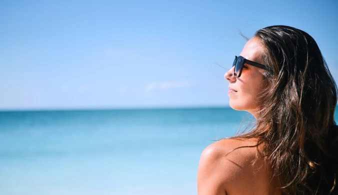 Turcja czy Grecja – gdzie na tańsze wakacje 2026? Plażowanie w słońcu nad turkusowym morzem