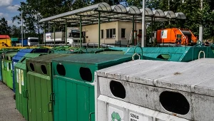 Białe pojemniki na śmieci już stoją. Co można do nich wrzucać?