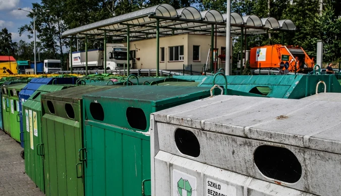W niektórych gminach pojawiają się białe pojemniki do segregacji. Co można do nich wrzucać?