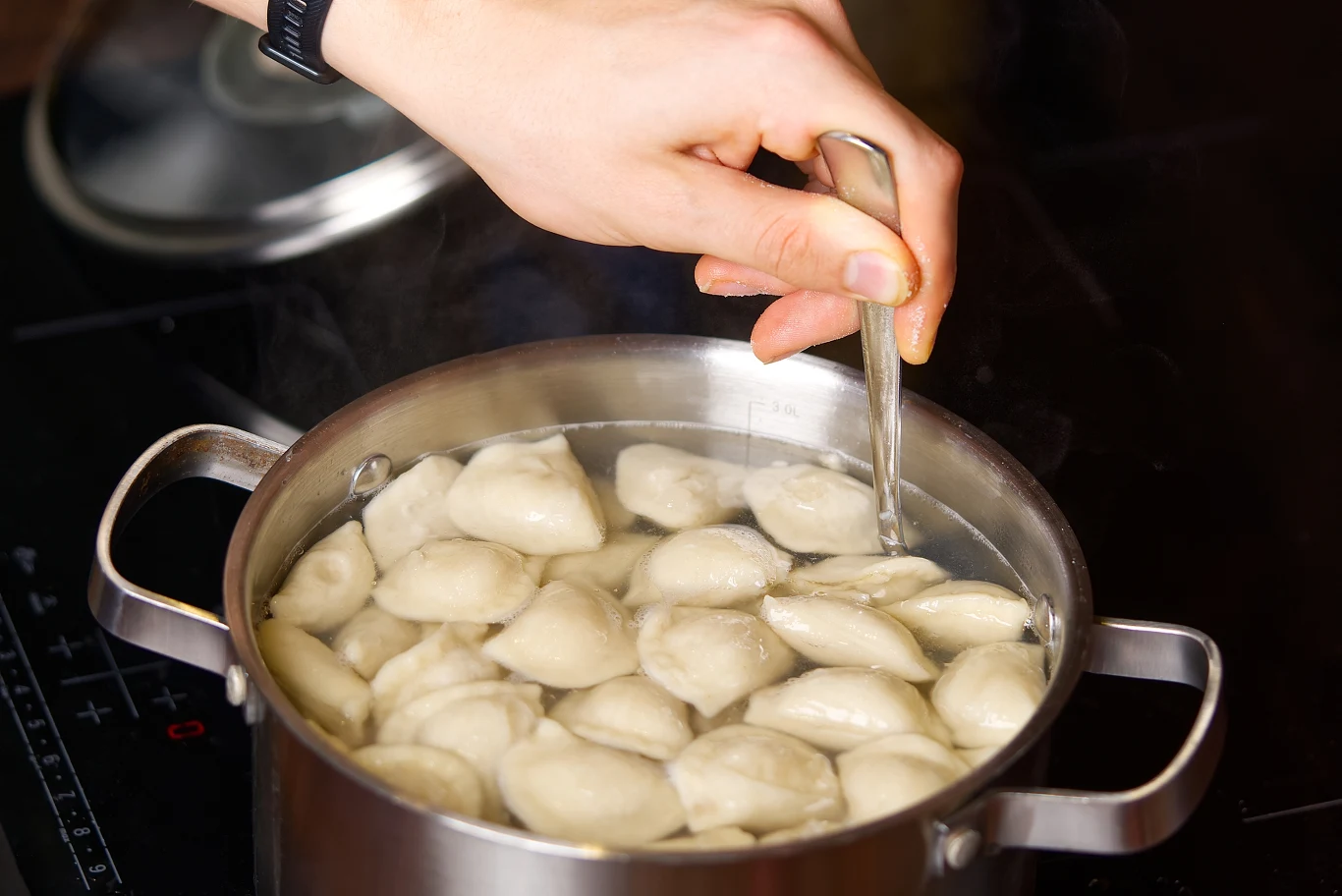 Przed zamrożeniem, warto wykonać blanszowanie pierogów. W tym celu wystarczy zanurzyć je na około 30 sekund we wrzącej i lekko osolonej wodzie
