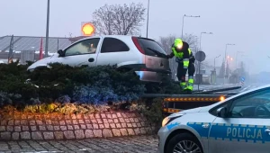 Nie opanował Corsy, zaparkował na rondzie. To nie była łatwa sztuka