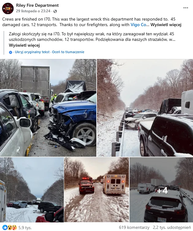 Kilkanaście mocno uszkodzonych samochodów osobowych i ciężarowych ustawionych wzdłuż zaśnieżonej autostrady, obecne pojazdy służb ratunkowych, w tle las i ślady po kolizji na oblodzonej drodze.