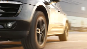 Trzaski z zawieszenia przed zakrętem. Ignorowanie ich źle się kończy