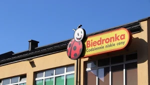 Pracownik Biedronki chwali się paczką od firmy. "Ruszy masowy handel tym"