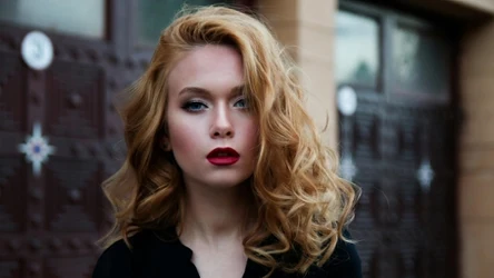 Nos wykonturowany jasnym korektorem wygląda na smuklejszy