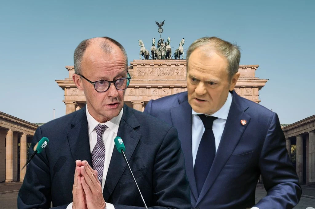 Niemcy. Donald Tusk z wizytą u Friedricha Merza Dwóch mężczyzn w garniturach stoi na tle Bramy Brandenburskiej, jeden z nich znajduje się przed mikrofonami i wykonuje gest dłońmi, drugi spogląda w jego kierunku z poważnym wyrazem twarzy.
