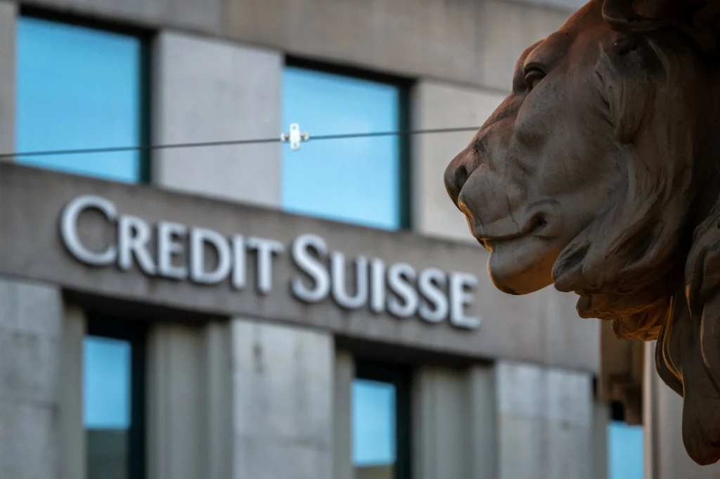Fragment budynku Credit Suisse z wyraźnym napisem nazwy instytucji oraz rzeźbą lwa w prawym kadrze, co podkreśla prestiż i siłę banku.